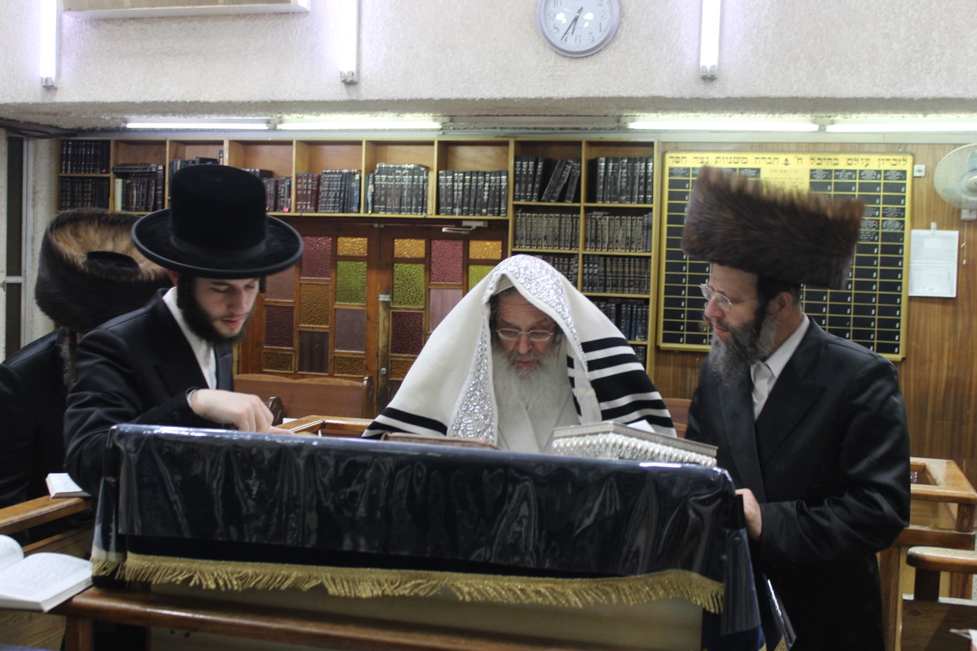 האדמו"ר מקומרנא בקריאת המגילה