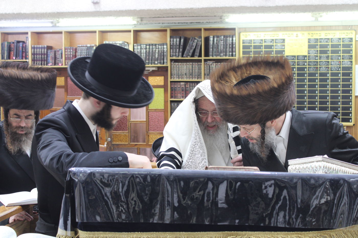 האדמו"ר מקומרנא בקריאת המגילה