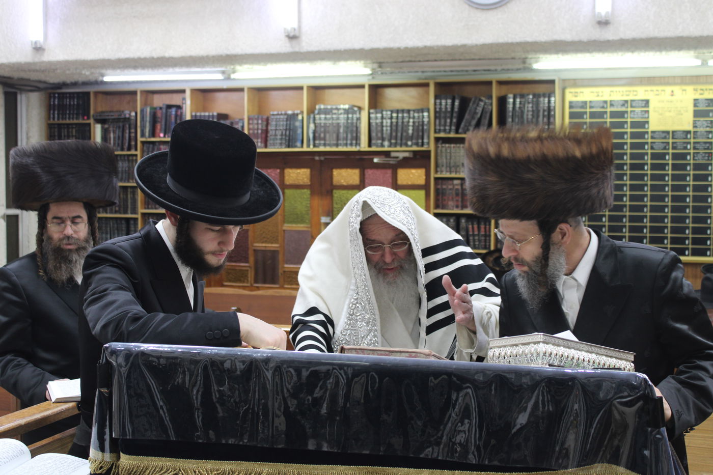 האדמו"ר מקומרנא בקריאת המגילה