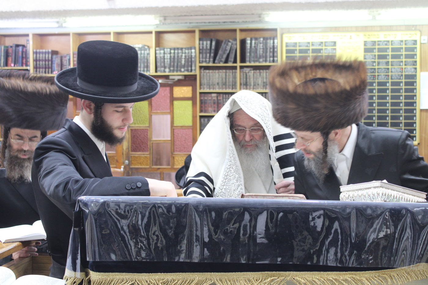 האדמו"ר מקומרנא בקריאת המגילה