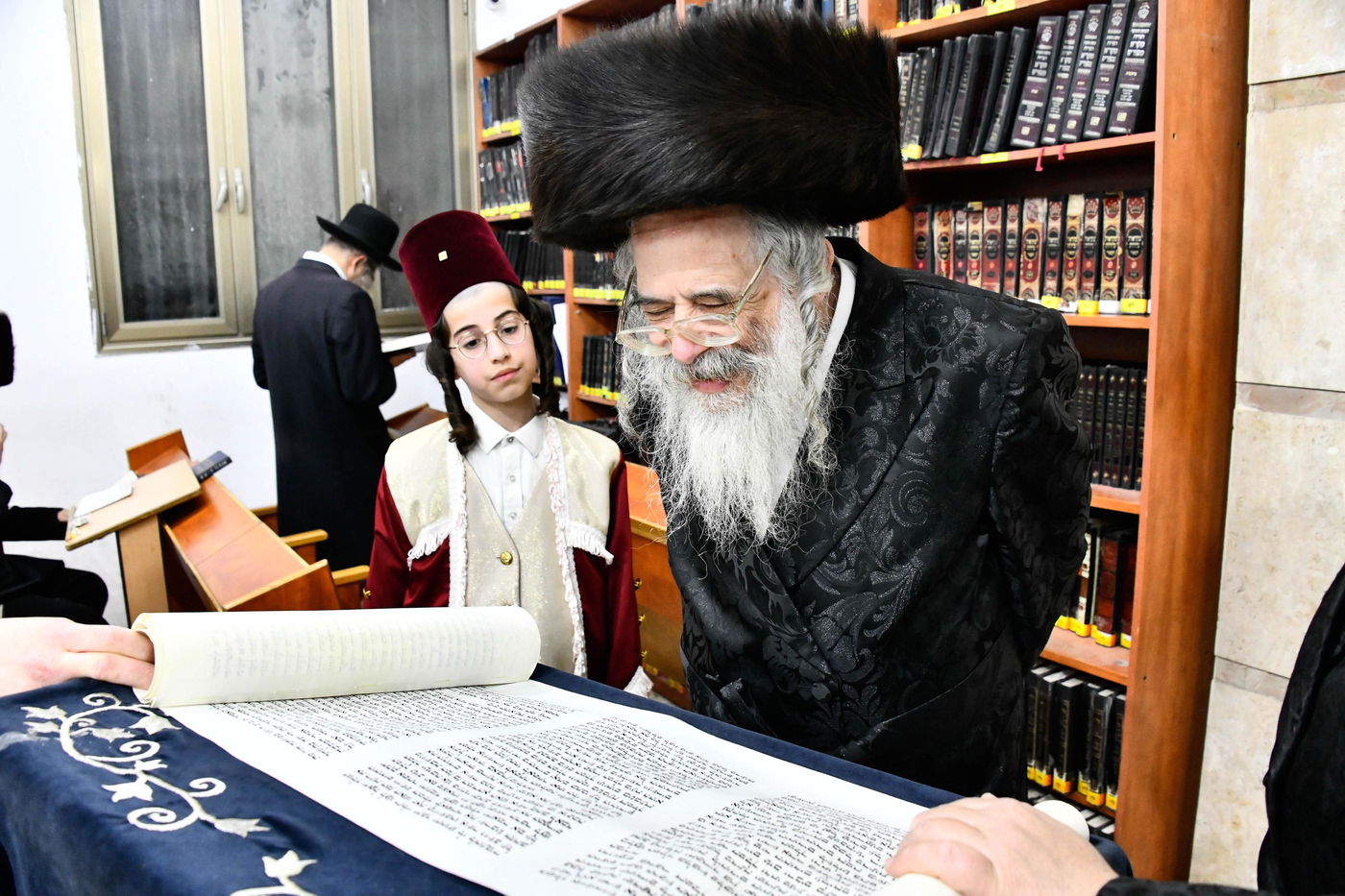 האדמו"ר מחוג חתם סופר בקריאת המגילה