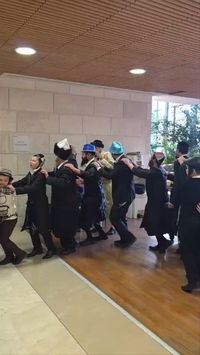 מלאכי החסד | צפו, היכן בילה אהרלה סמט את שעות השיא של יום הפורים?