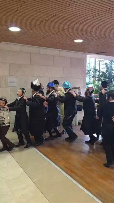 מלאכי החסד | צפו, היכן בילה אהרלה סמט את שעות השיא של יום הפורים?