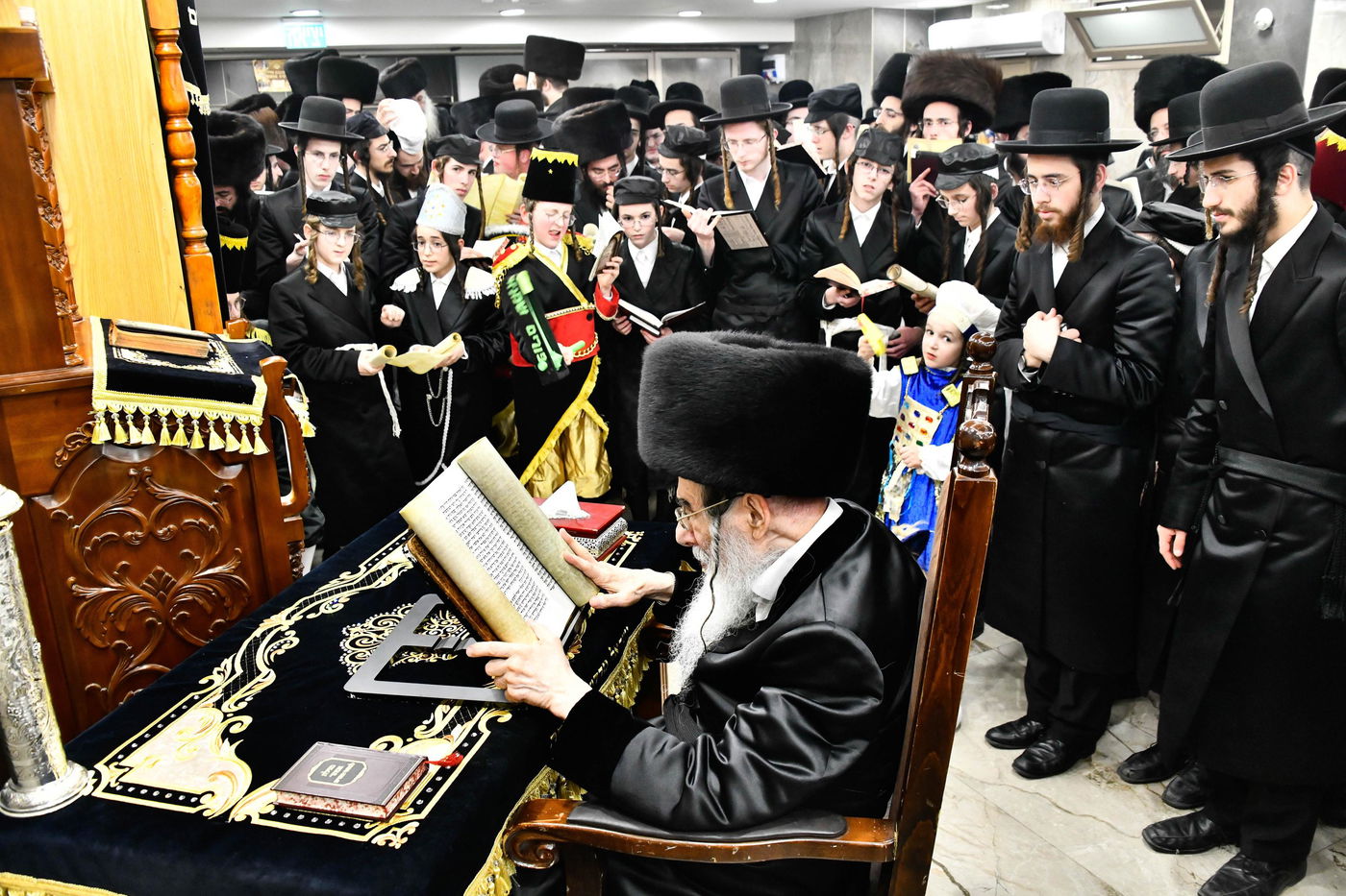 האדמו"ר מאלכסנדר בקריאת המגילה