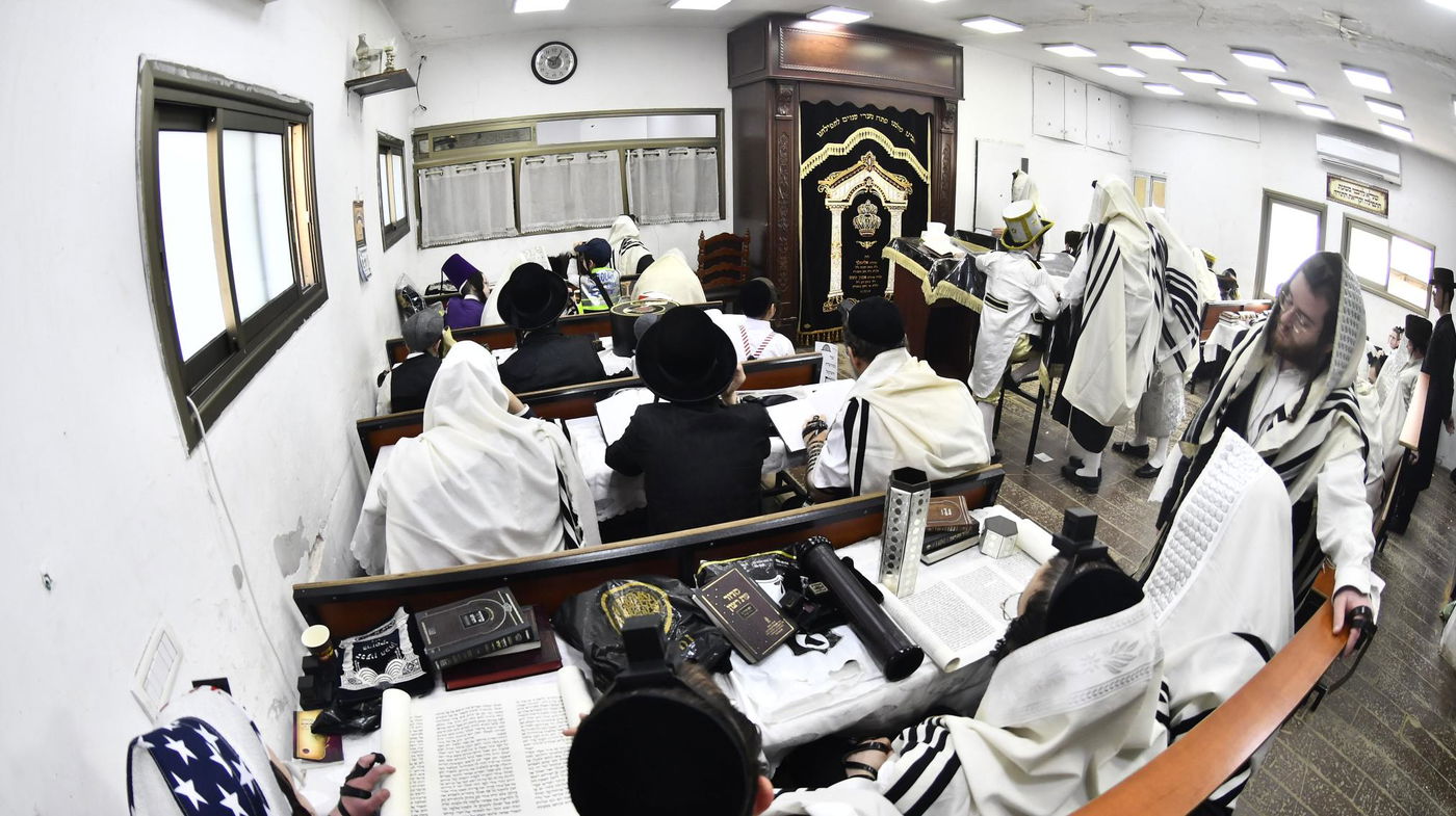 קריא המגילה בחצה"ק זוטשקא אמסנא