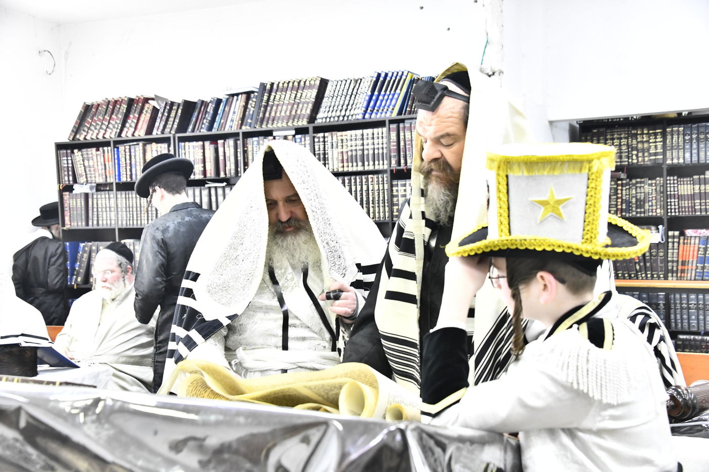 קריא המגילה בחצה"ק זוטשקא אמסנא