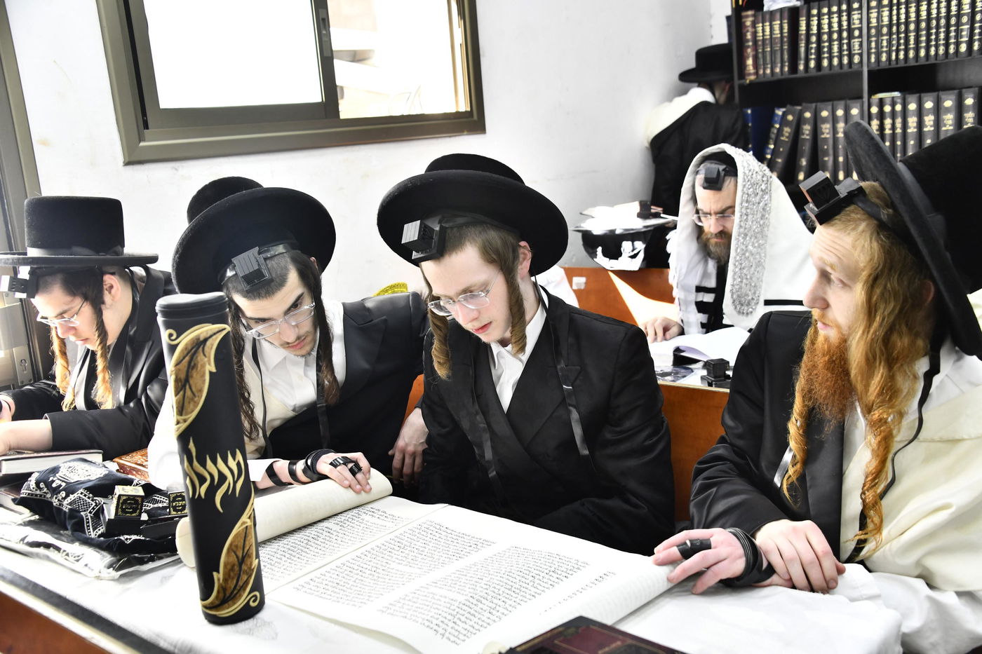 קריא המגילה בחצה"ק זוטשקא אמסנא