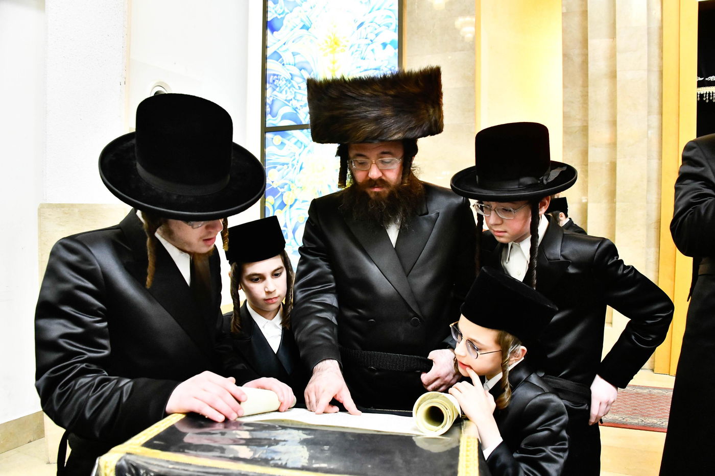 הרה"צ רבי חיים מרדכי רוזנבוים בקריאת המגילה