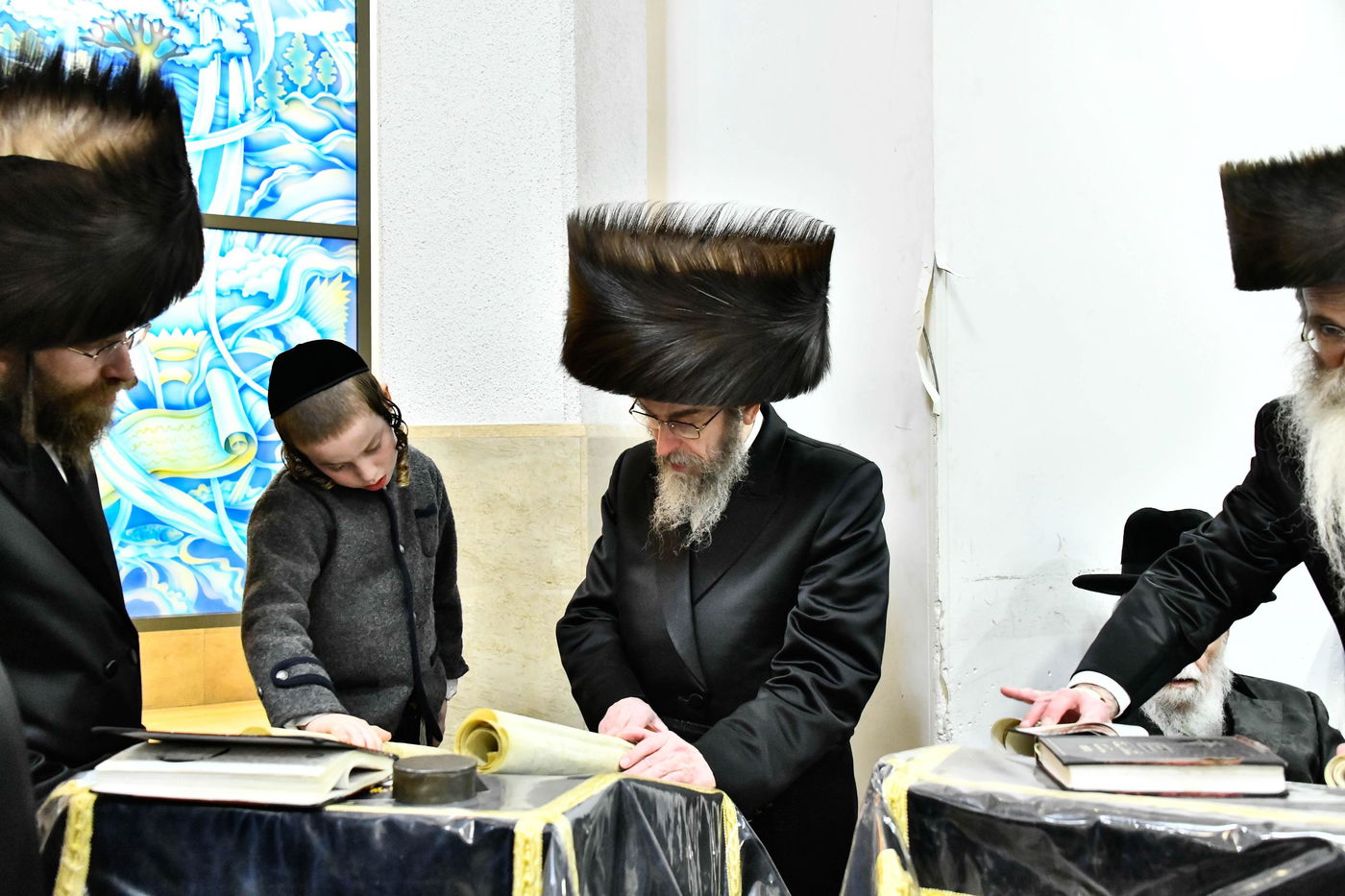 הגה"צ רבי שלום אהרן אשכנזי בקריאת המגילה