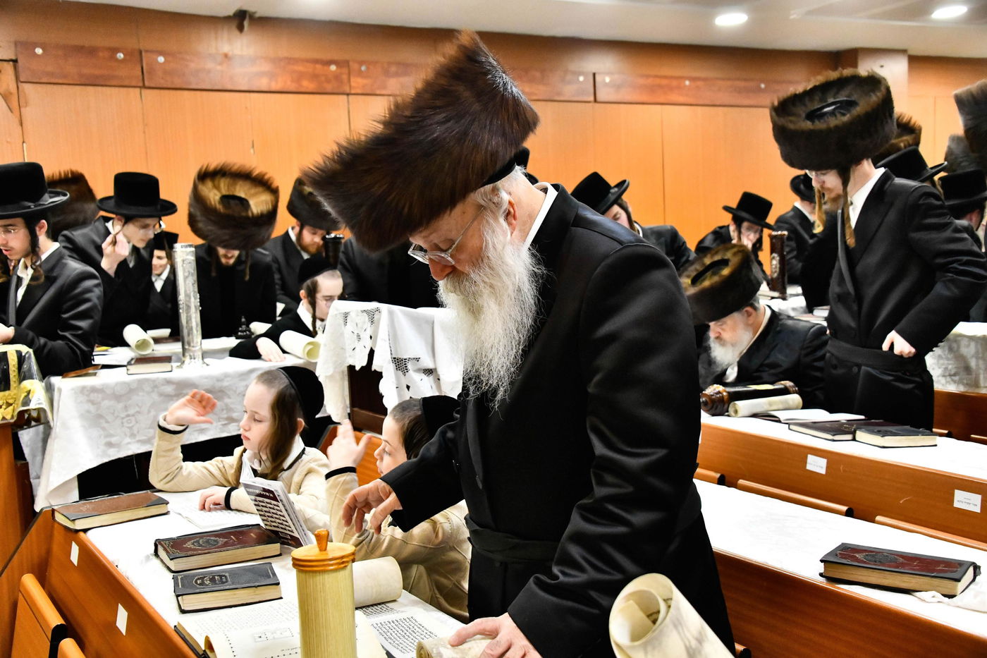 הגה"צ רבי אהרן טוסיג בקריאת המגילה