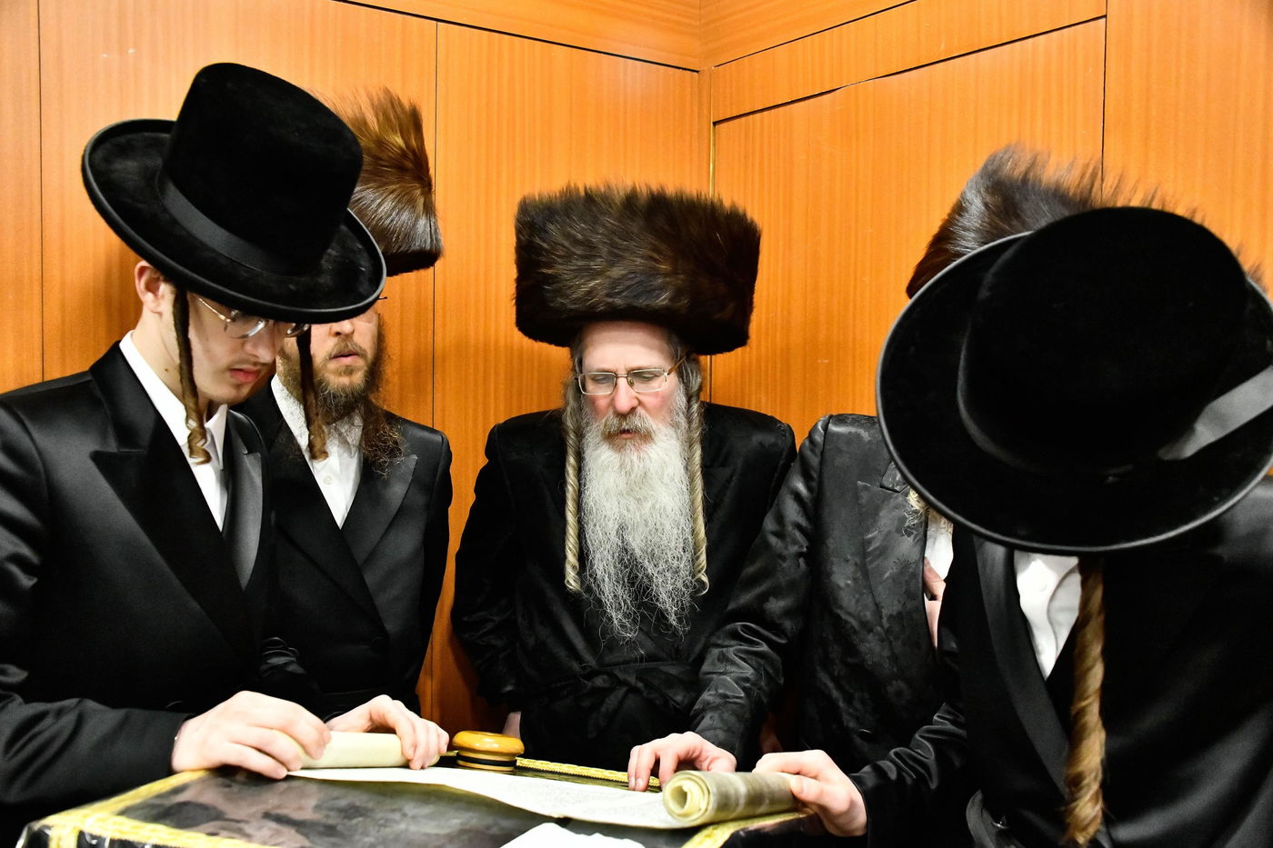 הרה"צ רבי אהרן דוד רוזנבוים בקריאת המגילה