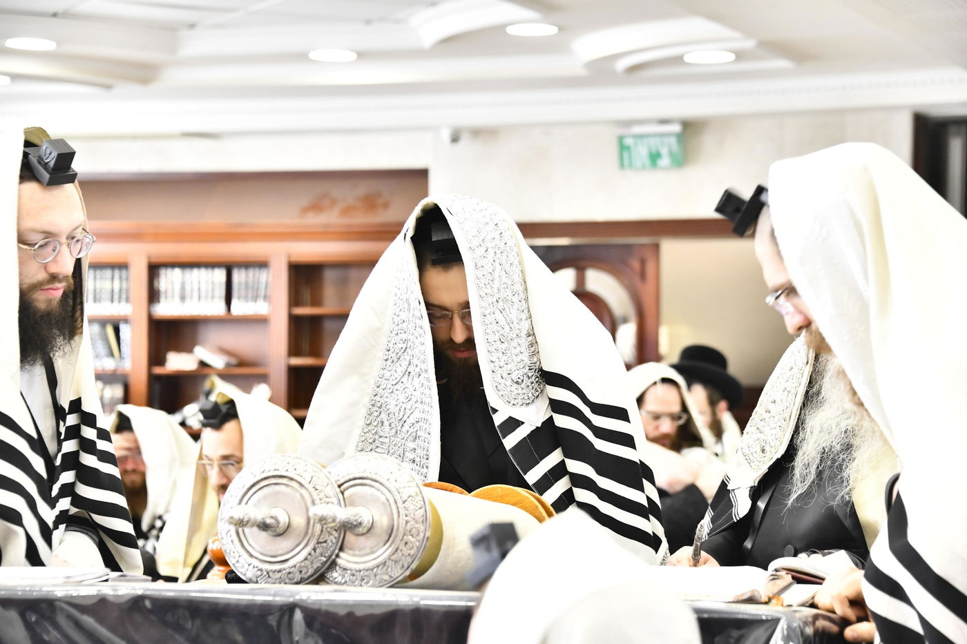 האדמו"ר מסאדיגורה בקריאת המגילה