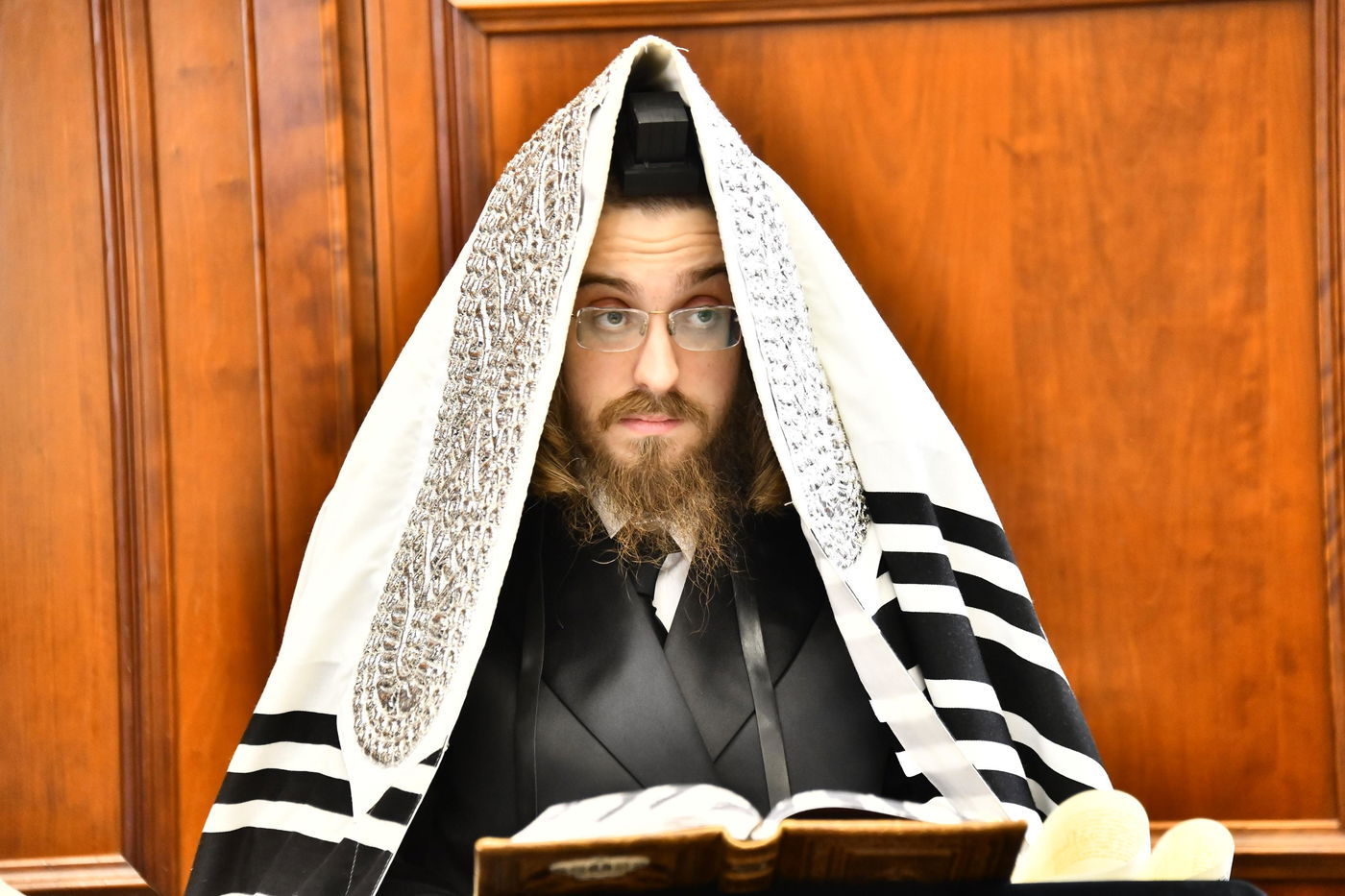 האדמו"ר מסאדיגורה בקריאת המגילה