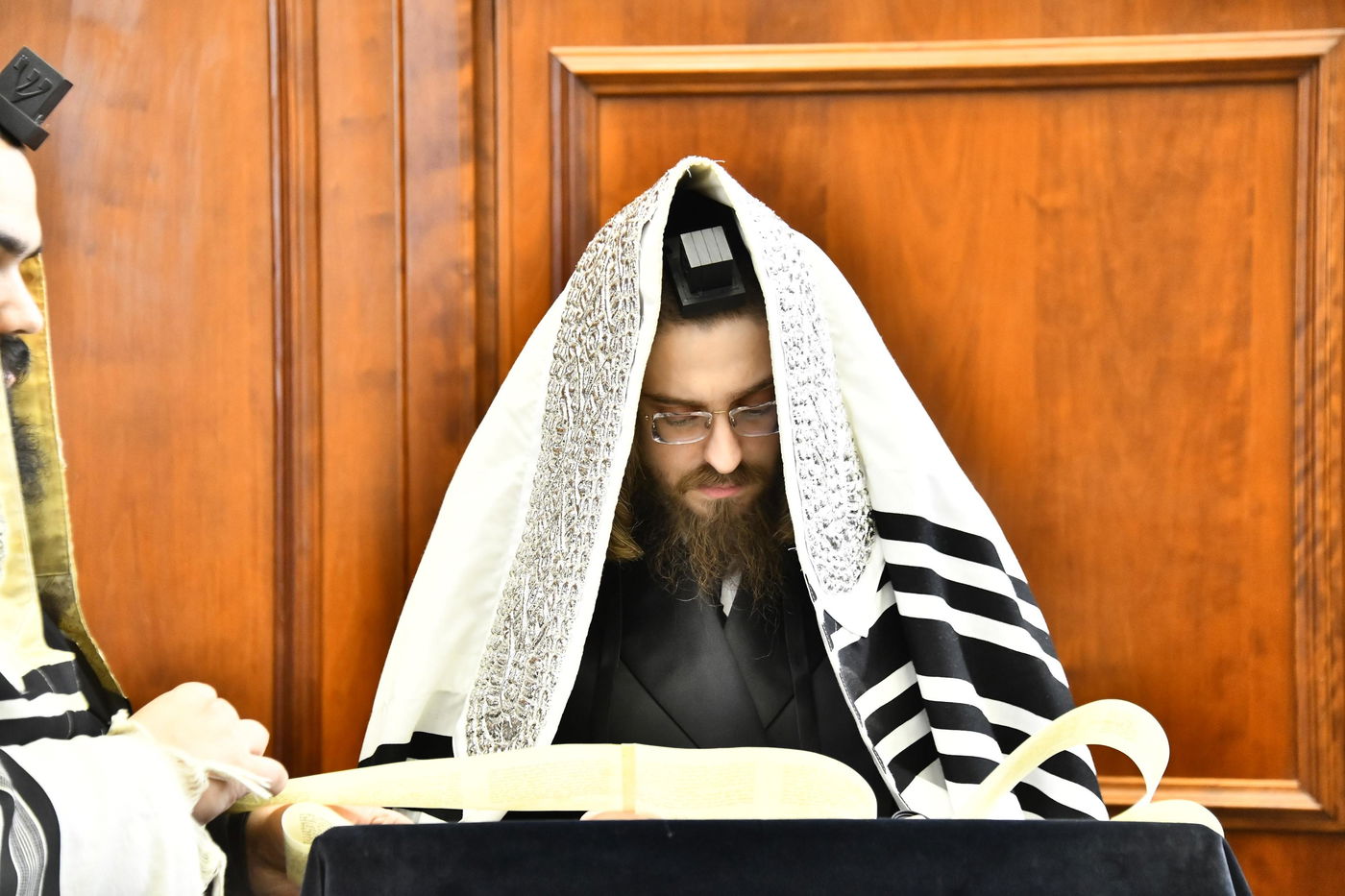 האדמו"ר מסאדיגורה בקריאת המגילה