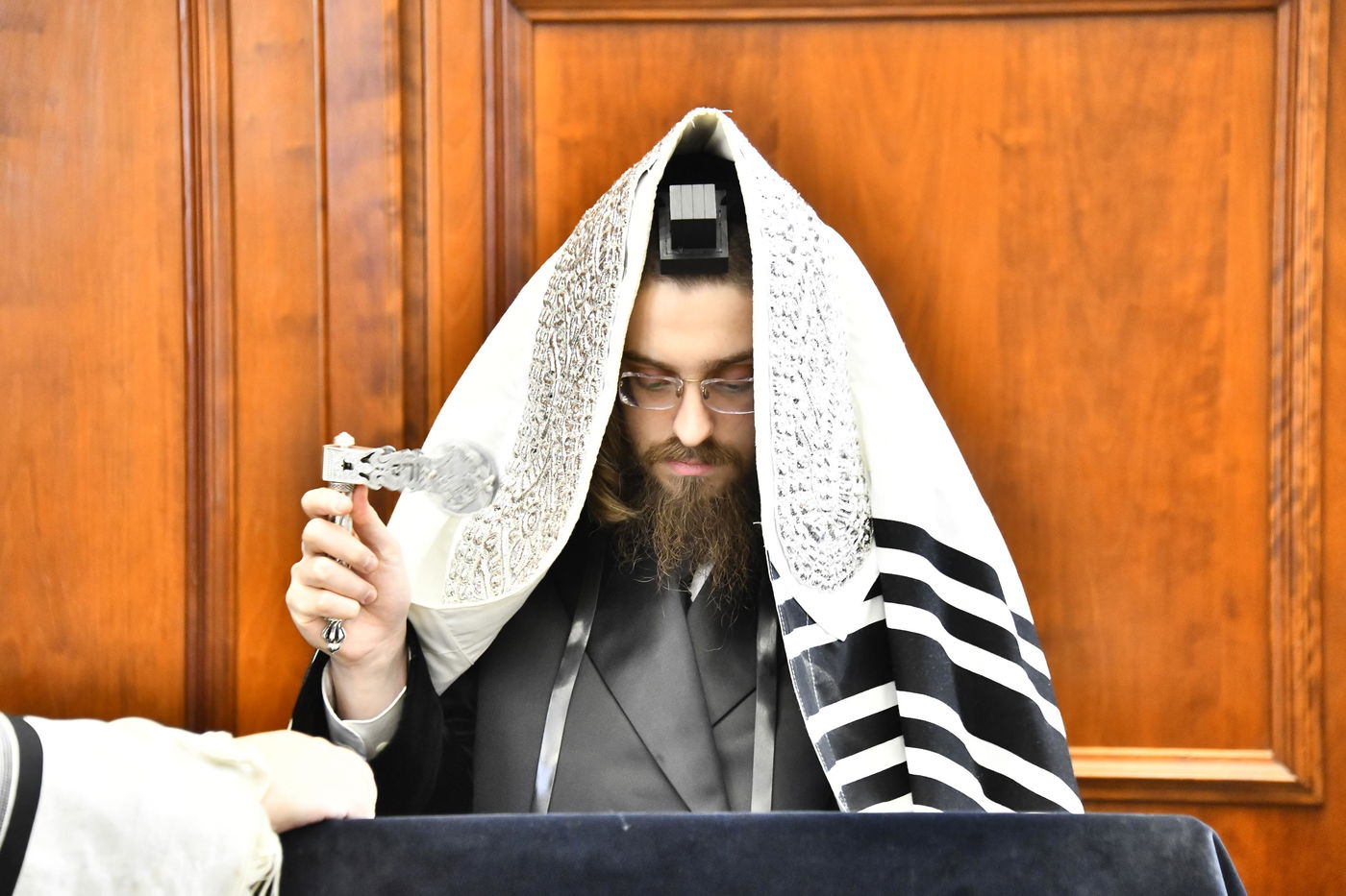 האדמו"ר מסאדיגורה בקריאת המגילה