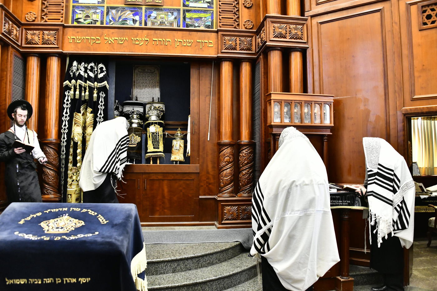 האדמו"ר מסאדיגורה בקריאת המגילה