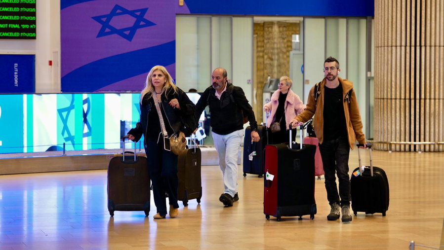 נוסעים בטיסות החילוץ הראשונות שנחתו בנתב"ג הבוקר