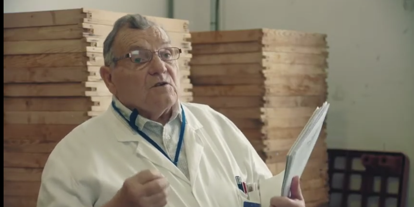 אחד מהאמנים הבקיאים טכניקת האמפלווראז' המורכבת. מאחריו הלוחות שמשמשים לייצור