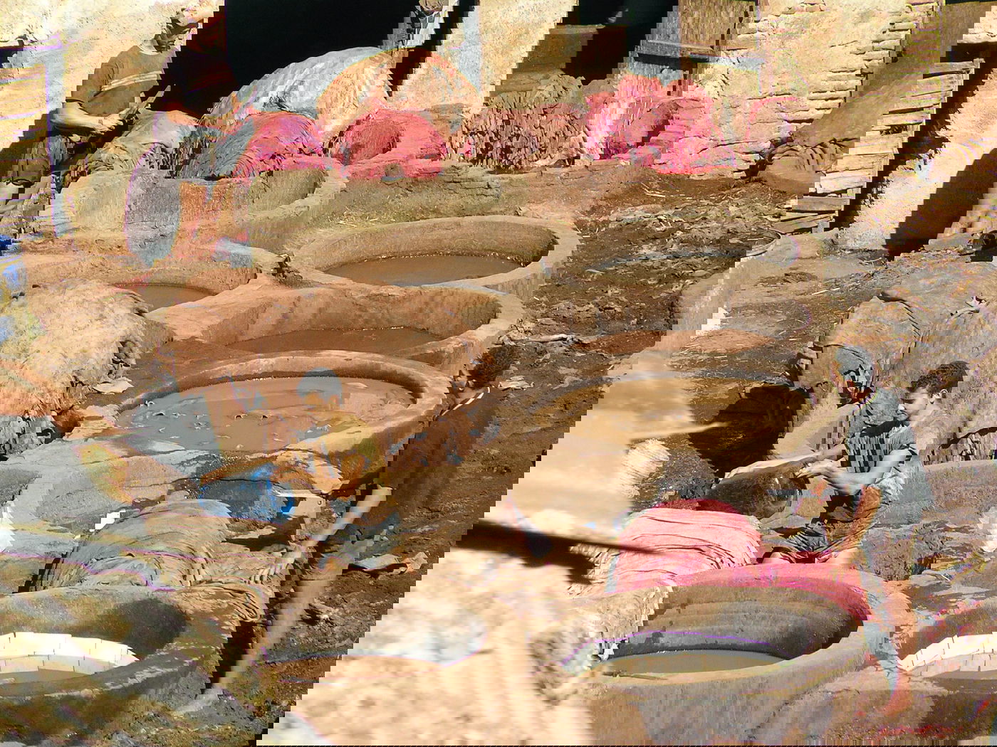 עיבוד עורות בשיטה העתיקה בעיר פאס. מרוקו