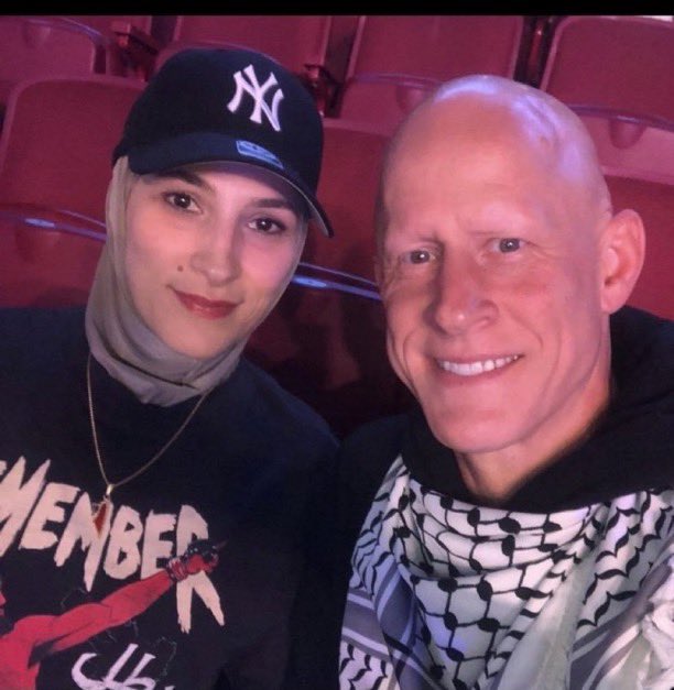 יוצא המארינס התפרע בסנאט נגד ישראל ושבר את ידו - התמונות הוכיחו מי הוא