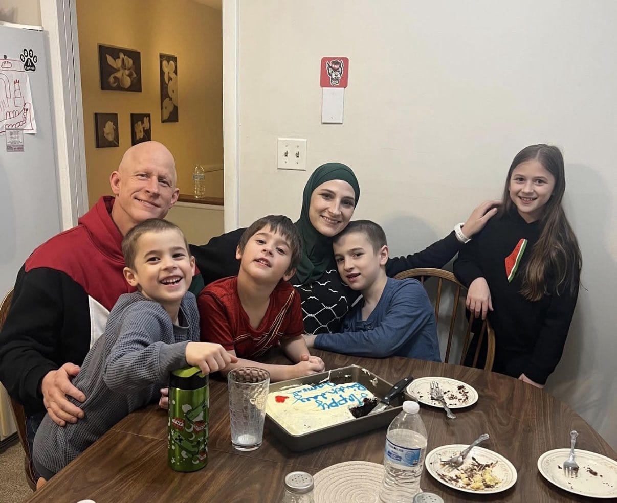 יוצא המארינס התפרע בסנאט נגד ישראל ושבר את ידו - התמונות הוכיחו מי הוא