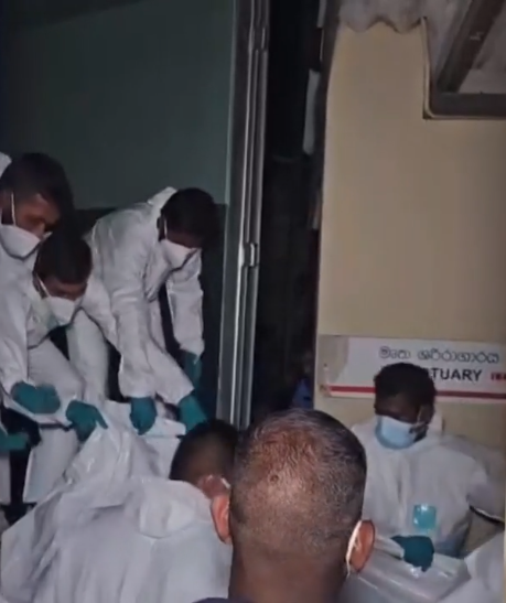 חיל הים של  סרי לנקה מחלץ את גופות האיראנים