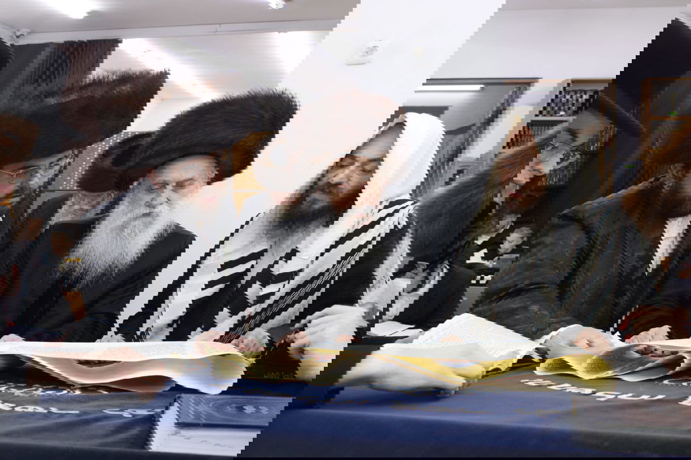 פורים בחצה"ק בוטושאן 