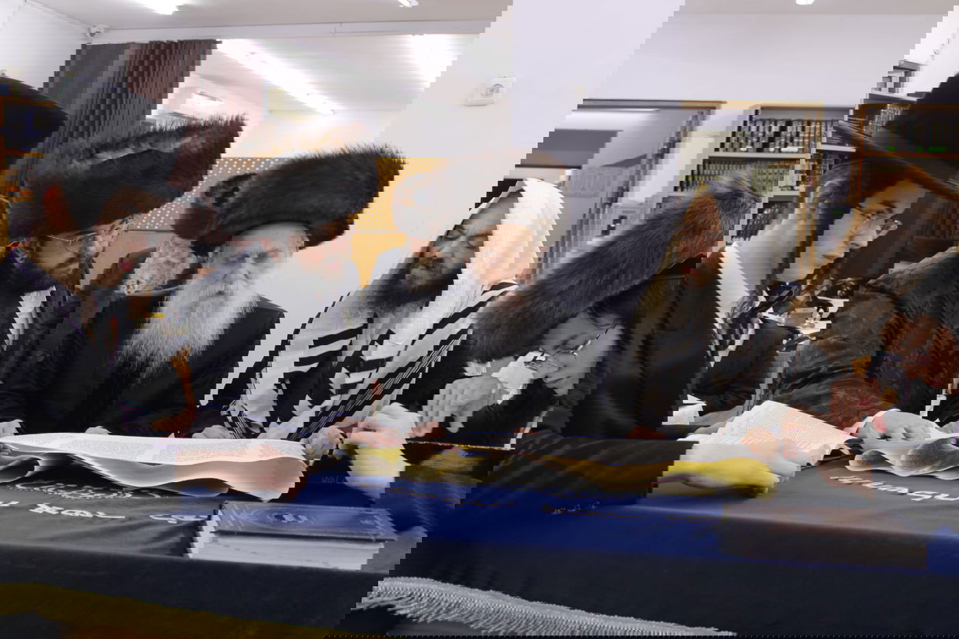 פורים בחצה"ק בוטושאן 