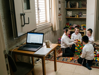 אנחנו לכודים בתמרון בלתי אפשרי בין מיילים דחופים לאזעקות והעסקת הילדים