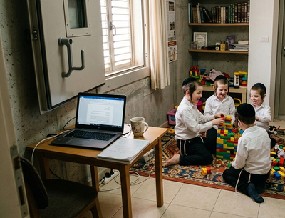 אנחנו לכודים בתמרון בלתי אפשרי בין מיילים דחופים לאזעקות והעסקת הילדים