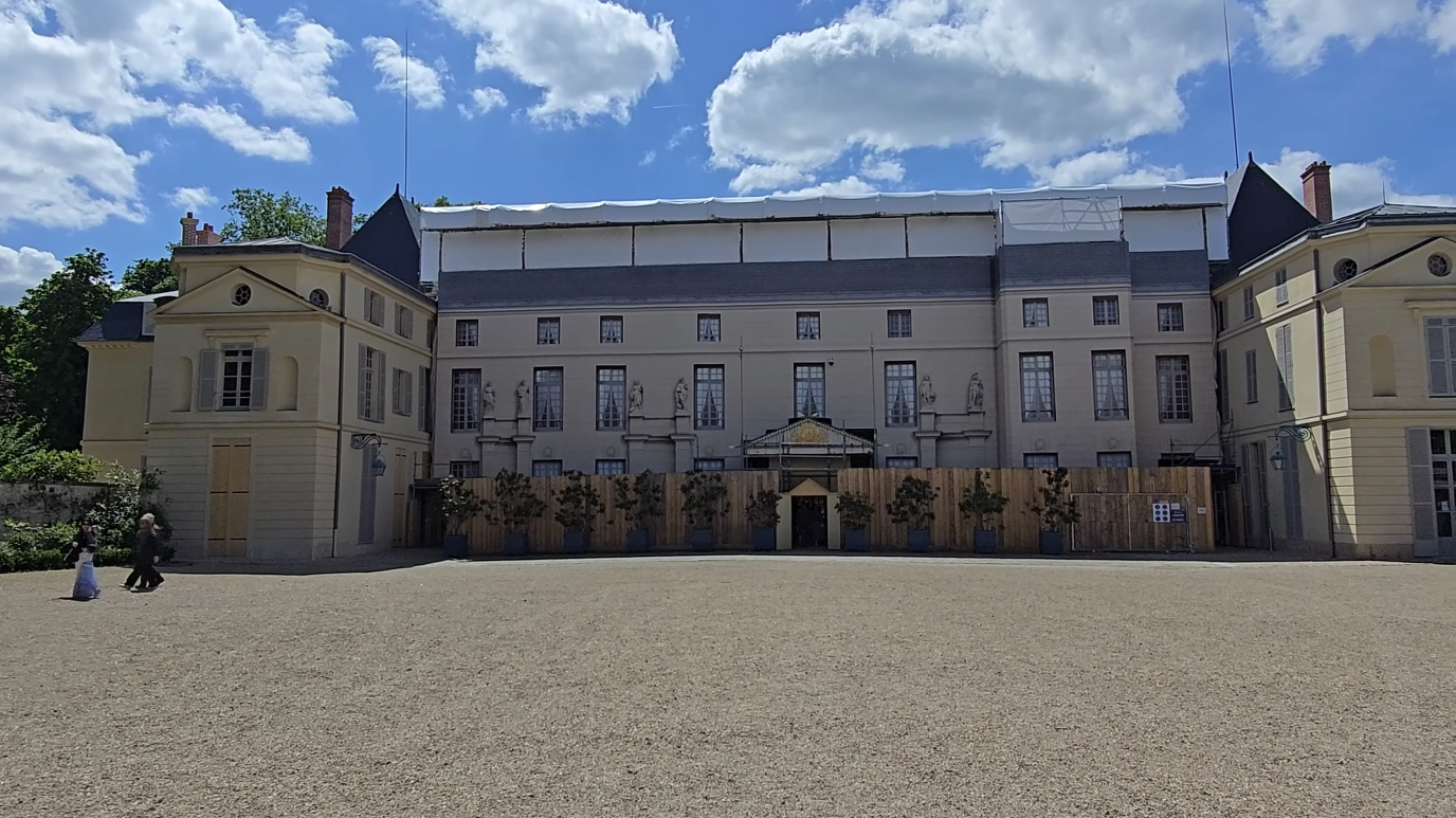 אחת החזיתות של אחוזת מאלמזון