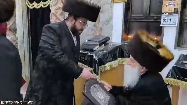 חסידי בוטשאן עוברים להתברך בפורים