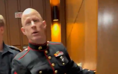 יוצא המארינס התפרע בסנאט נגד ישראל ושבר את ידו - התמונות הוכיחו מי הוא