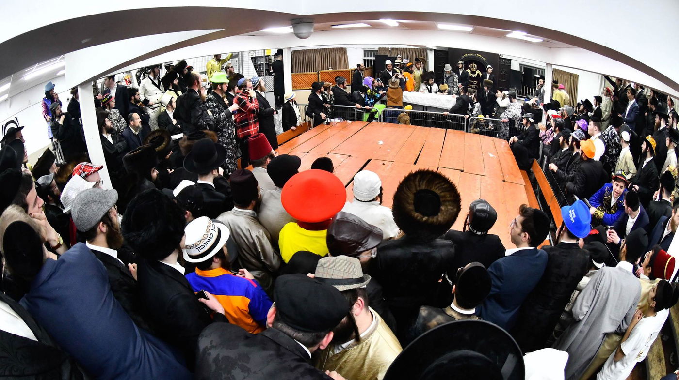 פורים אצל האדמו"ר מקרעטשניף כפר עטה