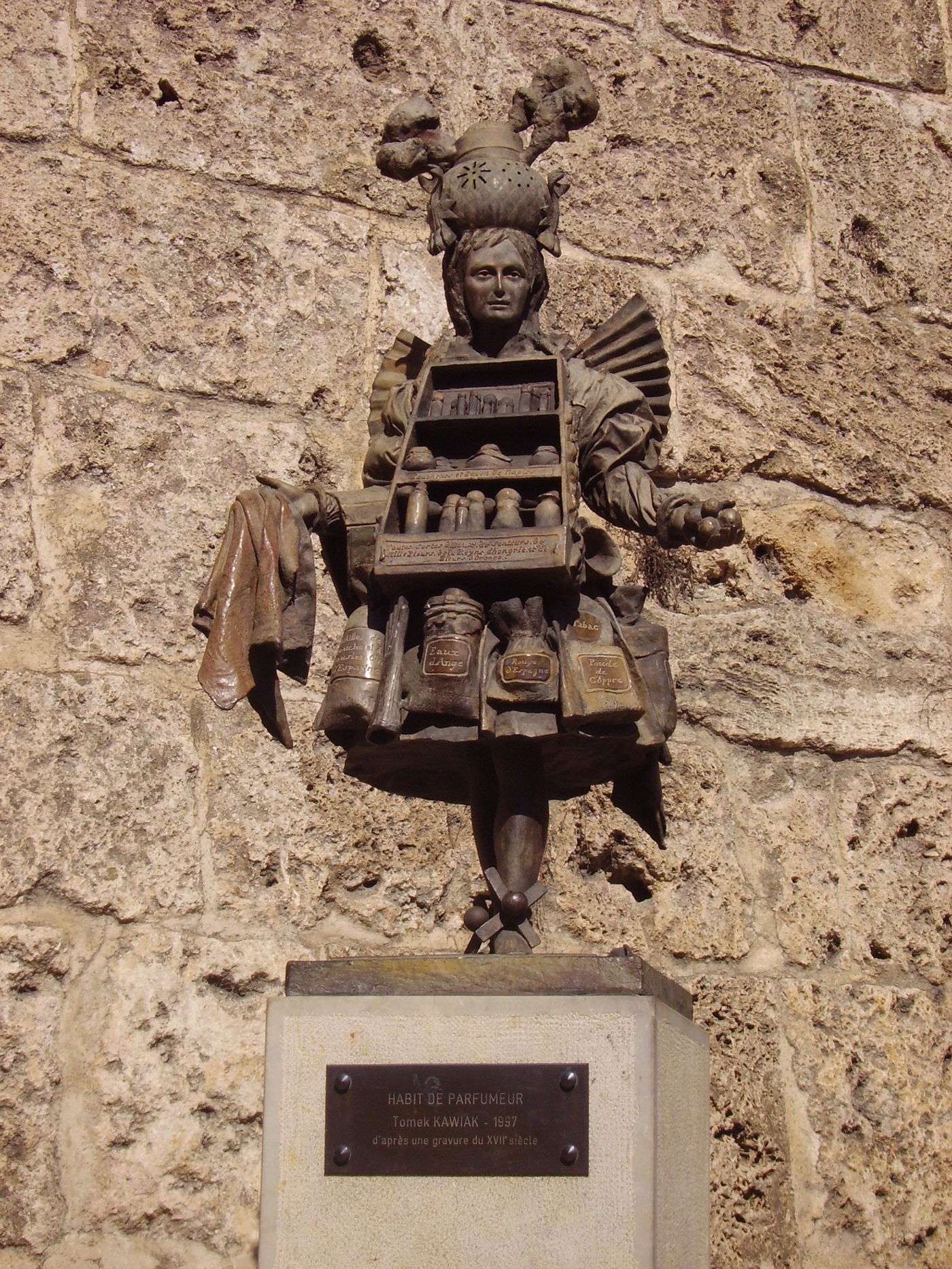 פסל ברונזה של רוקח בשמים בעיר גראס שבצרפת