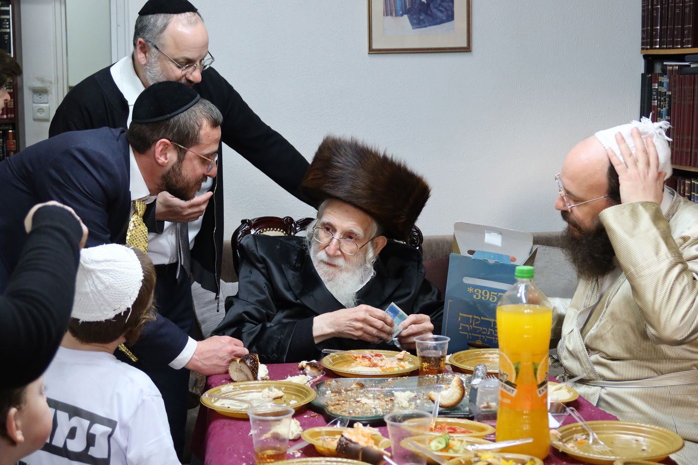 פורים אצל הגר"ע אויערבאך