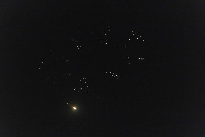 אל תיגעו בזה: איראן וחיזבאללה יורים פצצות מצרר – כל מגע עלול להפעיל אותם