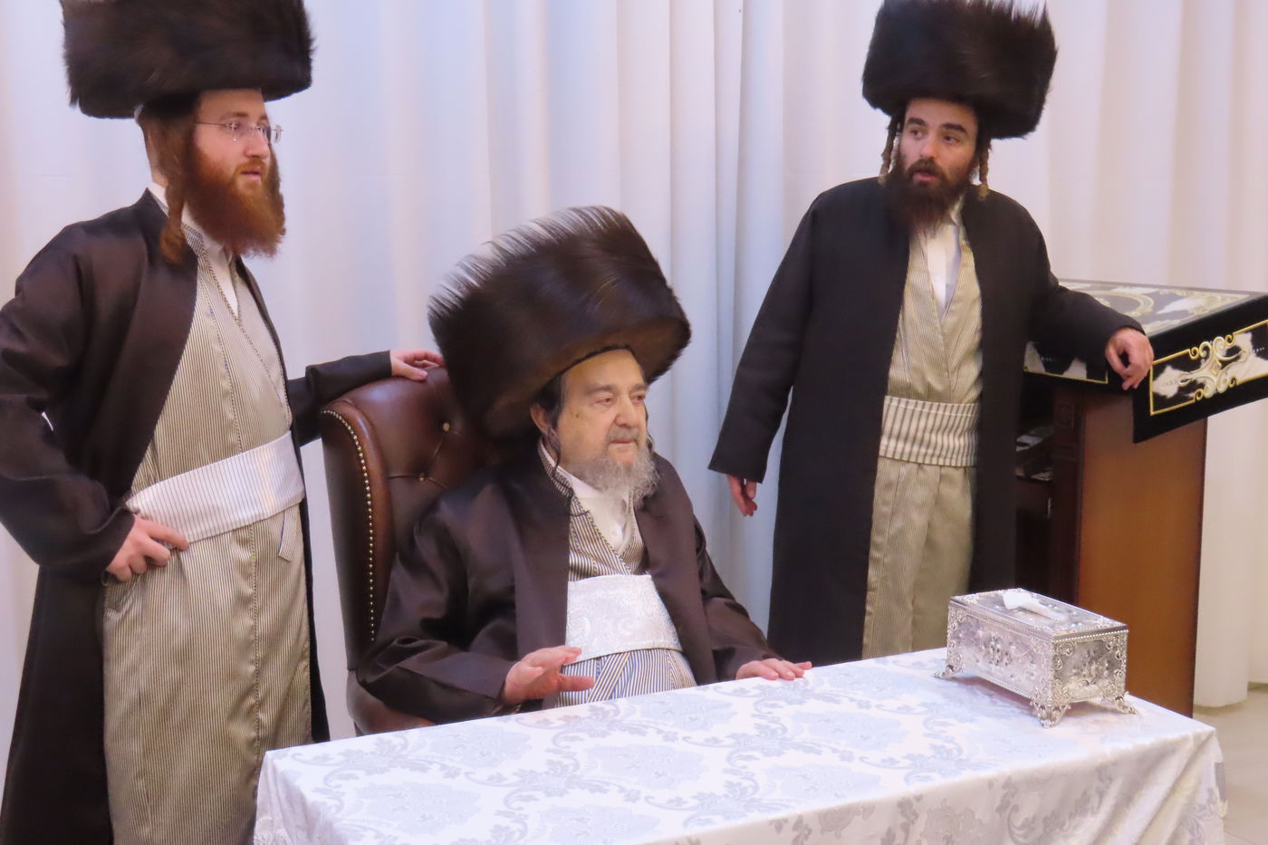 הגה"צ רבי יעקב מאיר שכטר בלחיים ביום הפורים