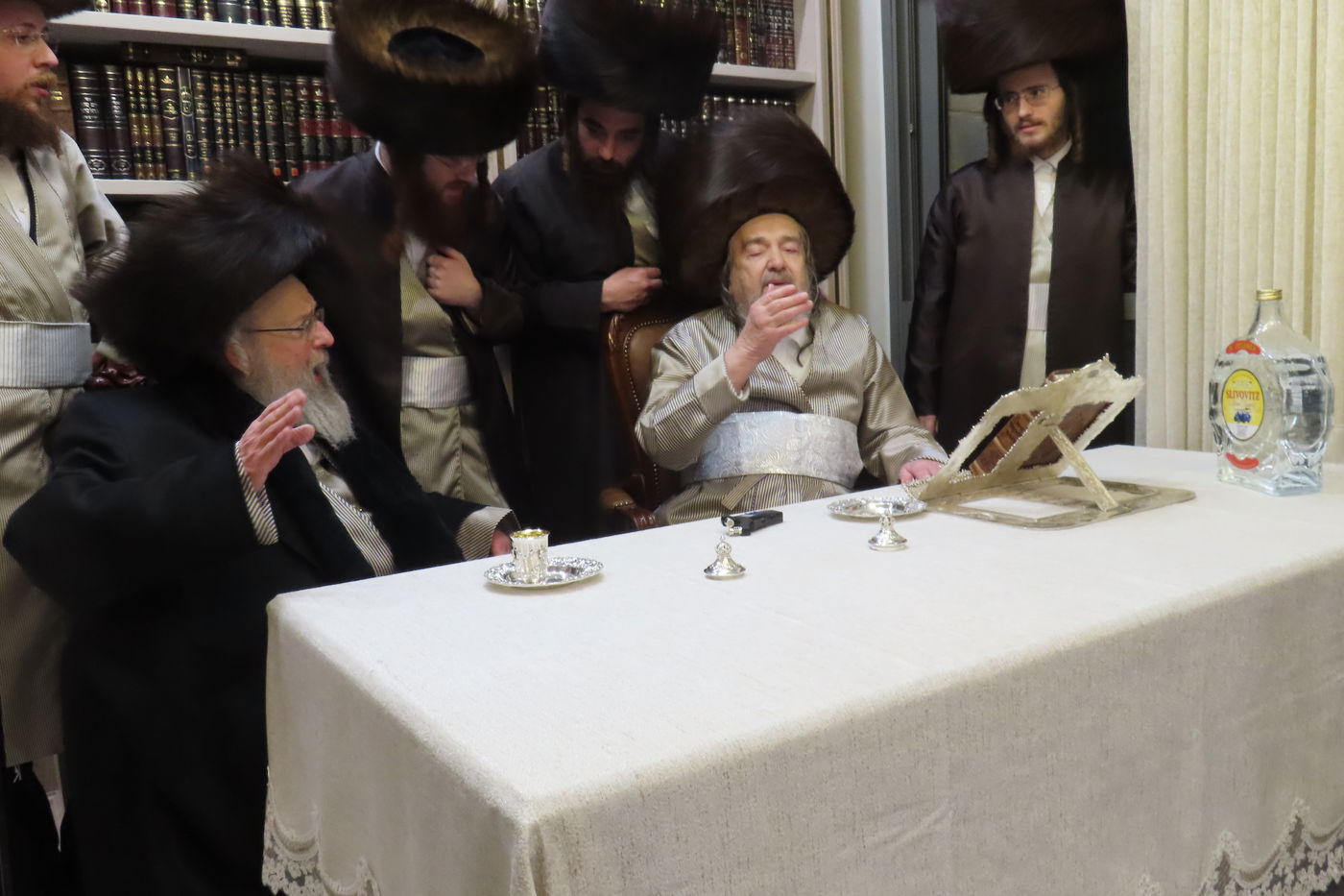 האדמו"ר מפינסק קרלין בביקור אצל הגה"צ רבי יעקב מאיר שכטר בבוקר יום הפורים