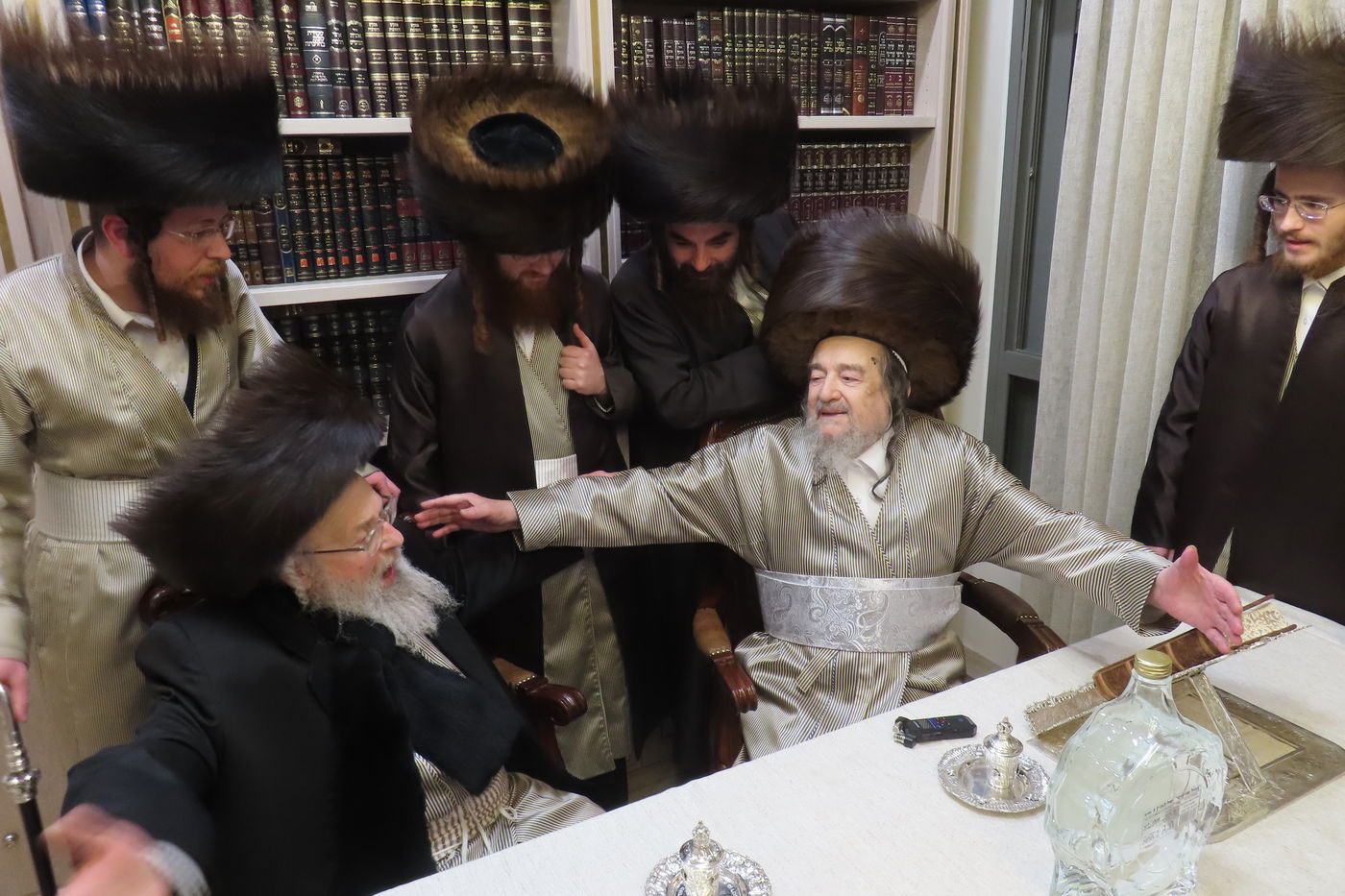 האדמו"ר מפינסק קרלין בביקור אצל הגה"צ רבי יעקב מאיר שכטר בבוקר יום הפורים