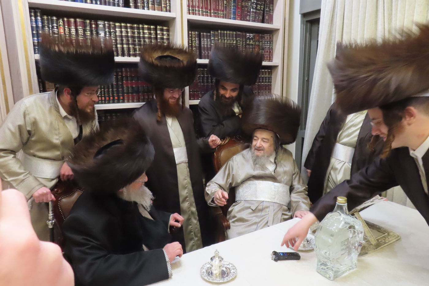 האדמו"ר מפינסק קרלין בביקור אצל הגה"צ רבי יעקב מאיר שכטר בבוקר יום הפורים