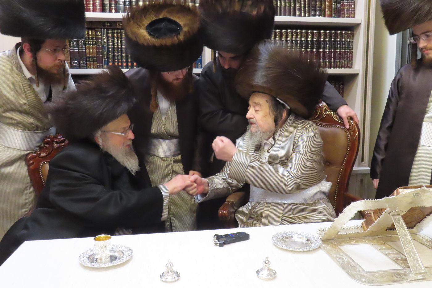 האדמו"ר מפינסק קרלין בביקור אצל הגה"צ רבי יעקב מאיר שכטר בבוקר יום הפורים