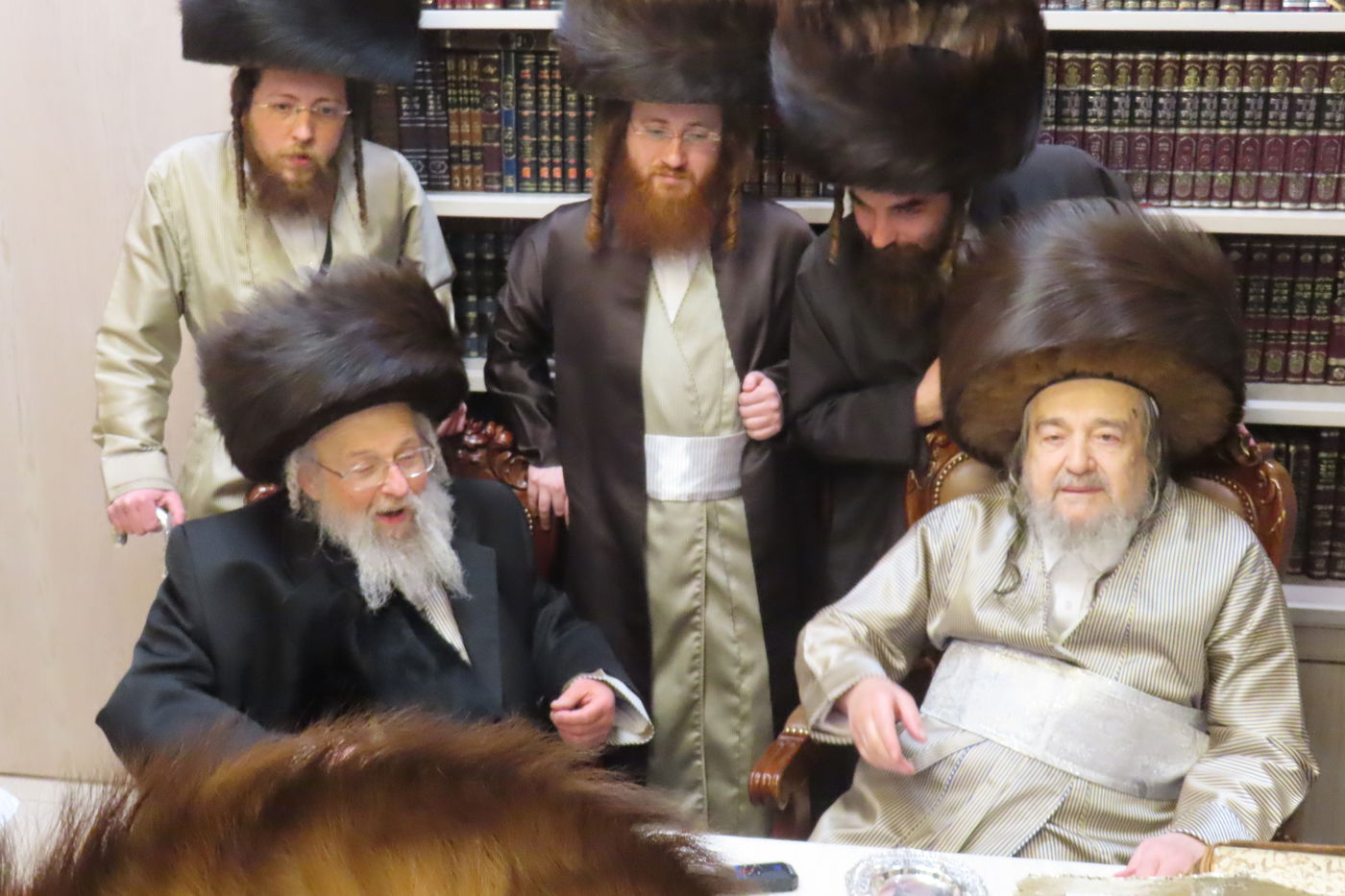 האדמו"ר מפינסק קרלין בביקור אצל הגה"צ רבי יעקב מאיר שכטר בבוקר יום הפורים