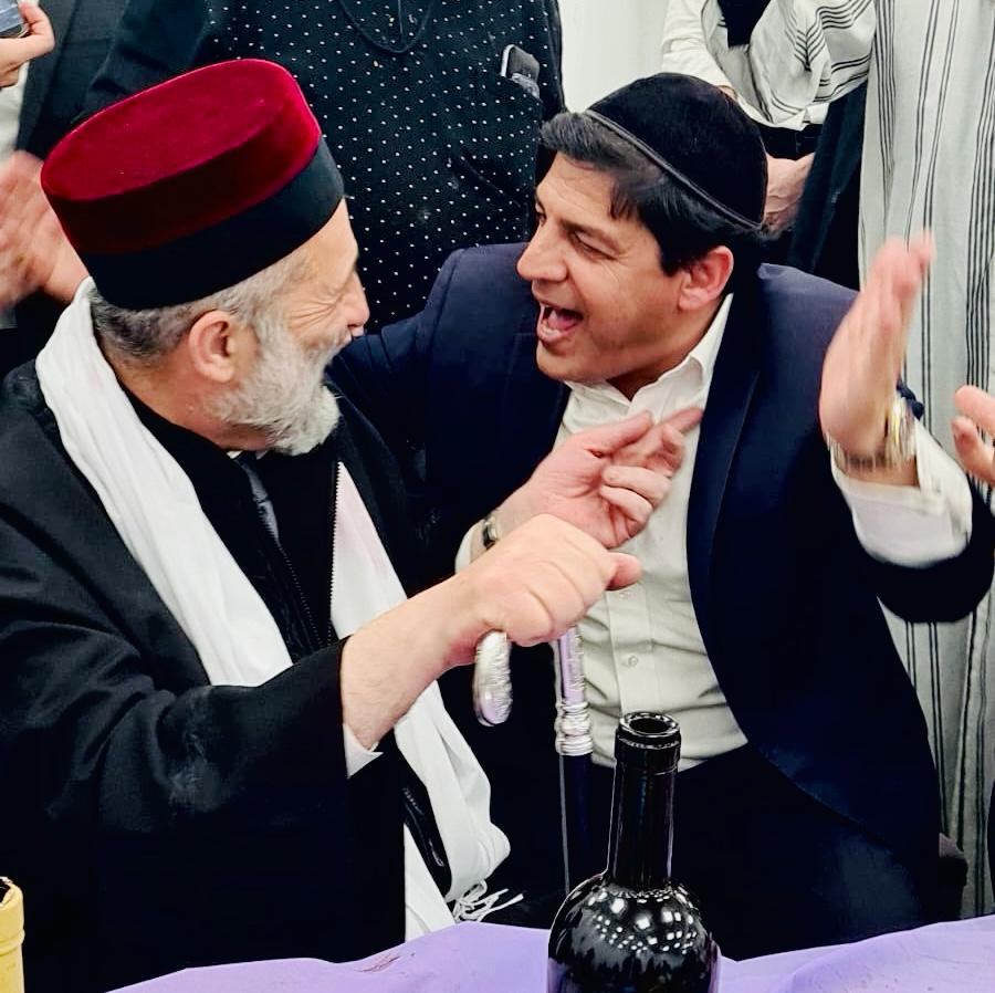 חברות של שנים. דרעי וחסידים חוגגים במשתה פורים