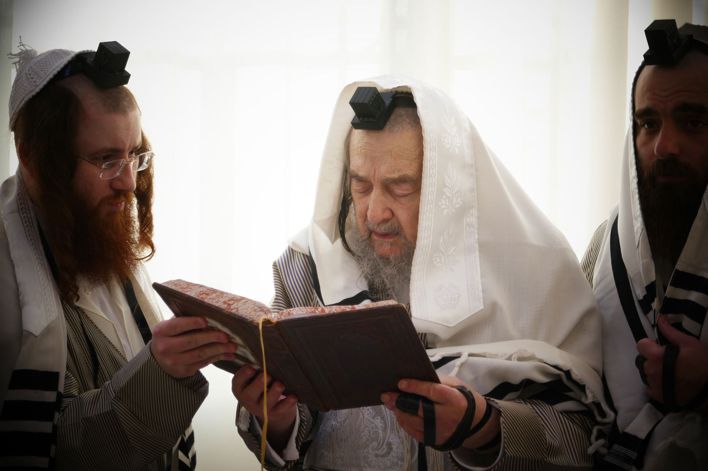 הגה"צ רבי יעקב מאיר שכטר בקריאת המגילה