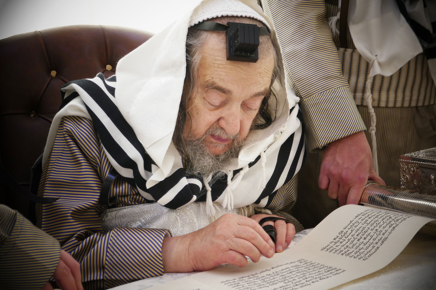 הגה"צ רבי יעקב מאיר שכטר בקריאת המגילה