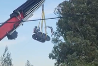 רובוט משטרתי הועלה באמצעות מנוף כדי לנטרל כטב"ם ששוגר מלבנון | צפו