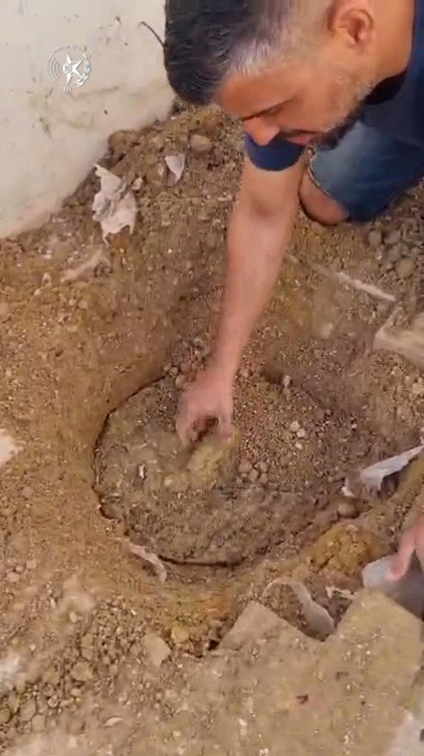 מה נמצא בתוך הבור ליד המרחב המוגן? צפו