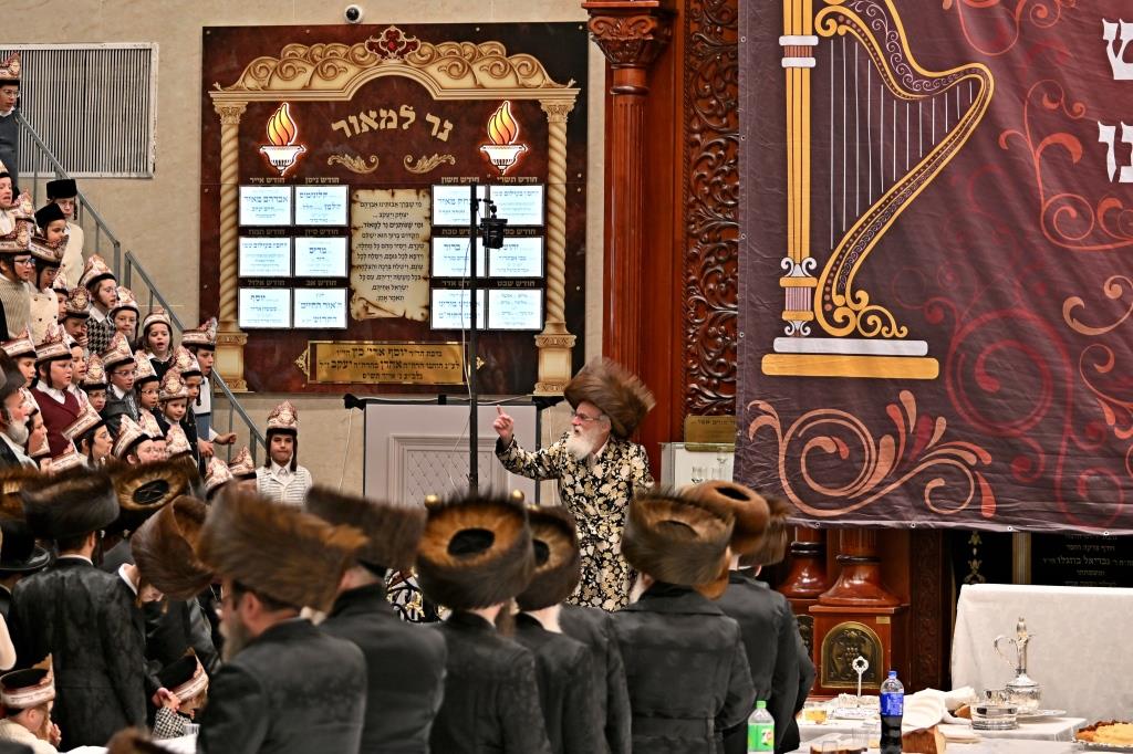 פורים בחצה"ק ויזניץ