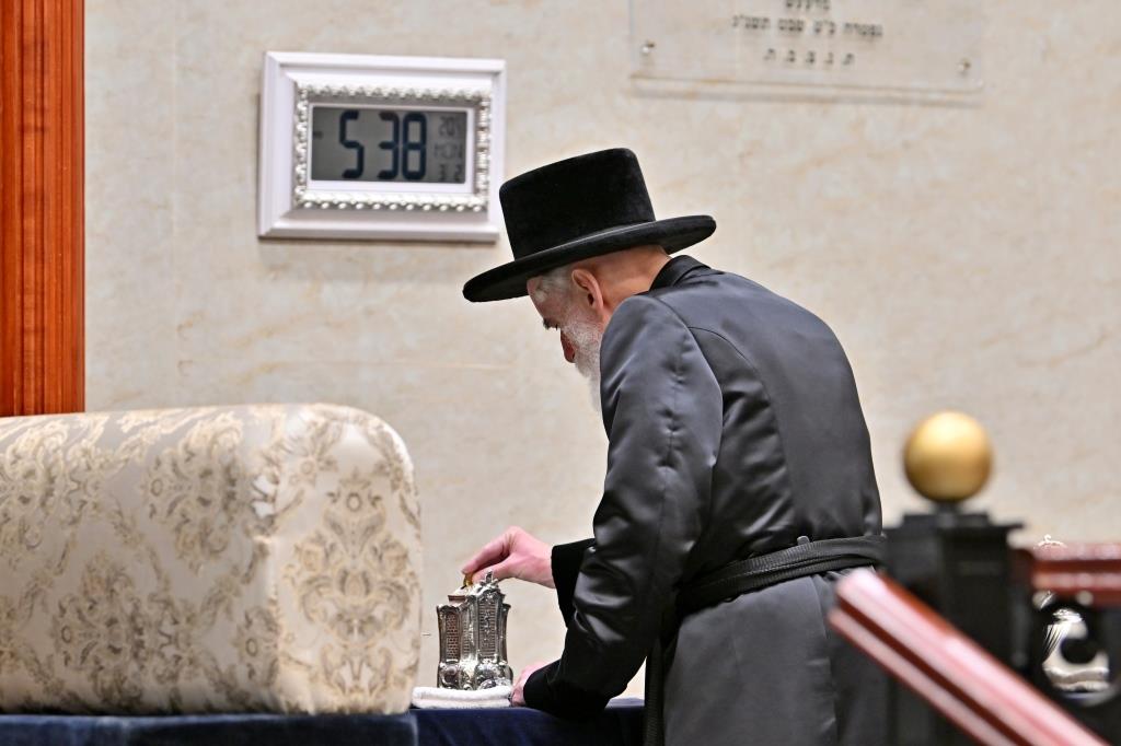 פורים בחצה"ק ויזניץ